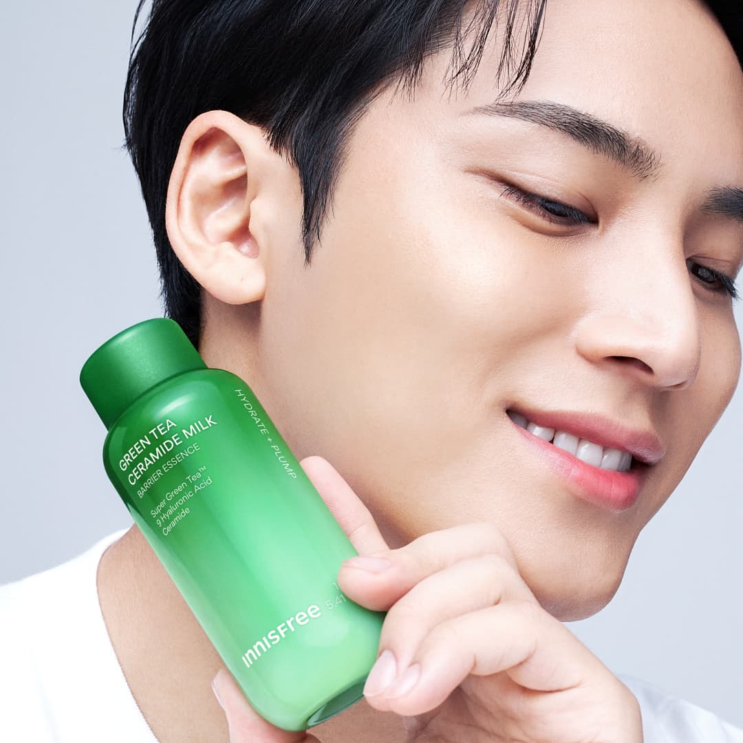 MINGYU holding Green Tea Ceramide Milk