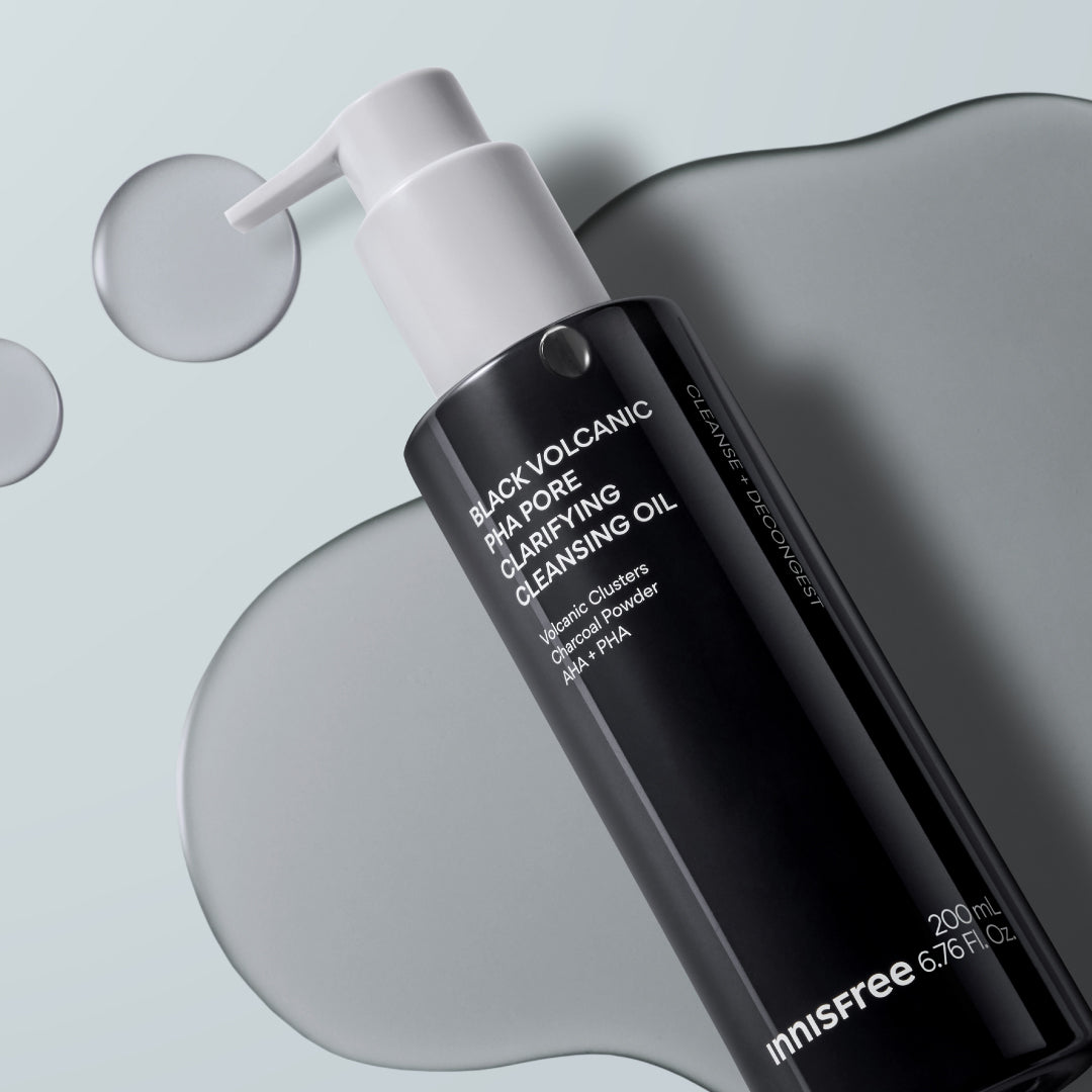 Innisfree Black Volcanic PHA Pore Clarifying Cleansing Oil styled on a light gray background with liquid gel pools.
