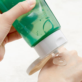 Vitalizing Soothing Gel Model Applying 